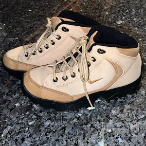 Nike ACG VINTAGE Cloth Hiking Boots - size 8 - read